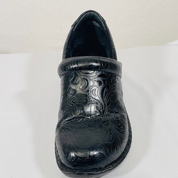 Born Concepts Clogs Womens 8 Black Patent Leather Tooled Paisley Comfort Shoes - Picture 4 of 9